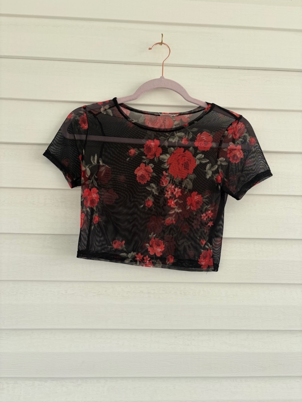 ✨ 3 for $15 Bundle Deal ✨Black and Red Fitted Crop Blouse with Short Sleeves